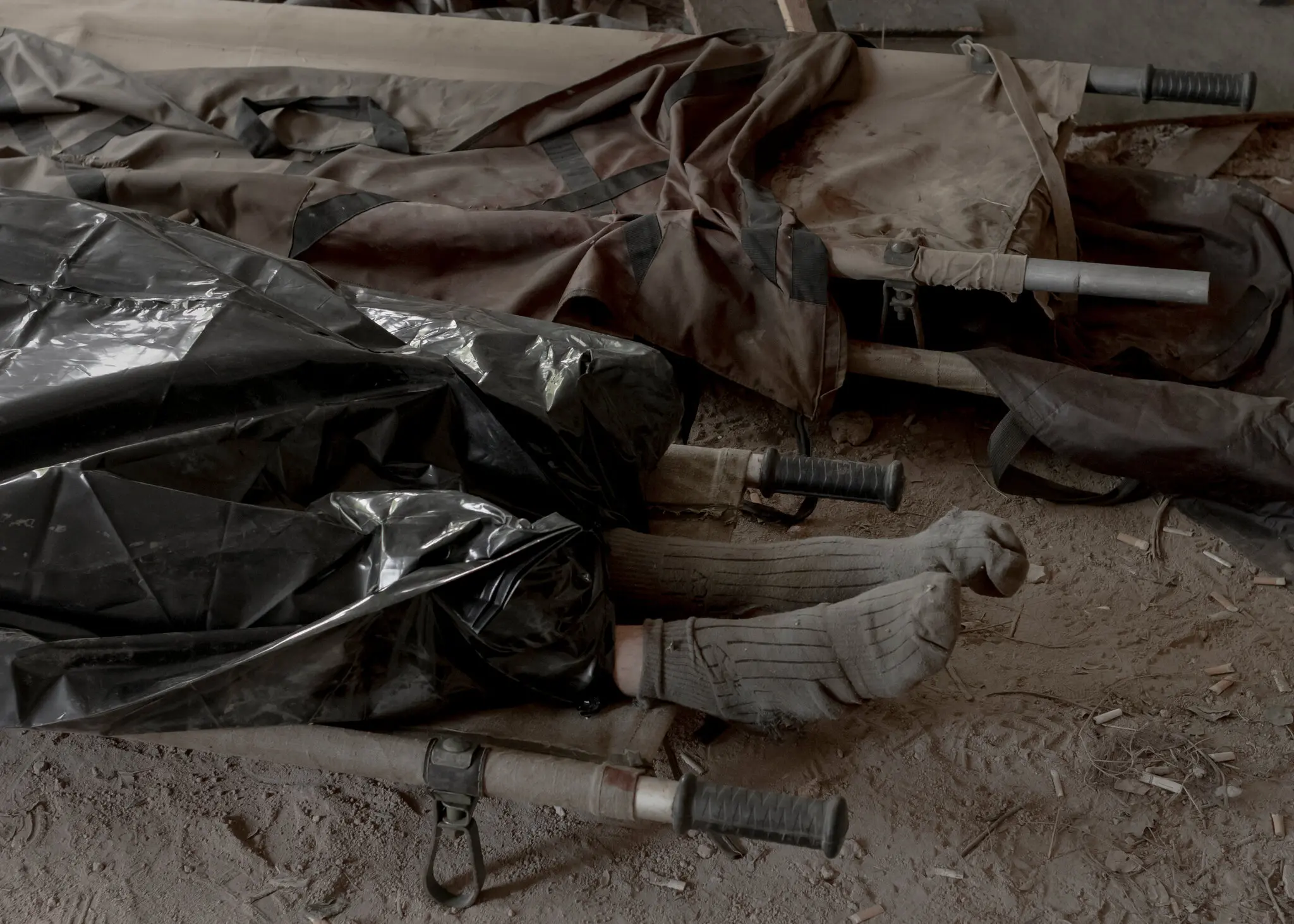 Тіло українського військового поклали на ноші перед тим, як перенести в морг